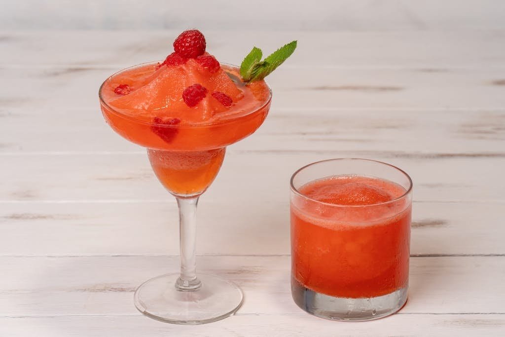 Delicious raspberry cocktail with mint, perfect for a summer refreshment.